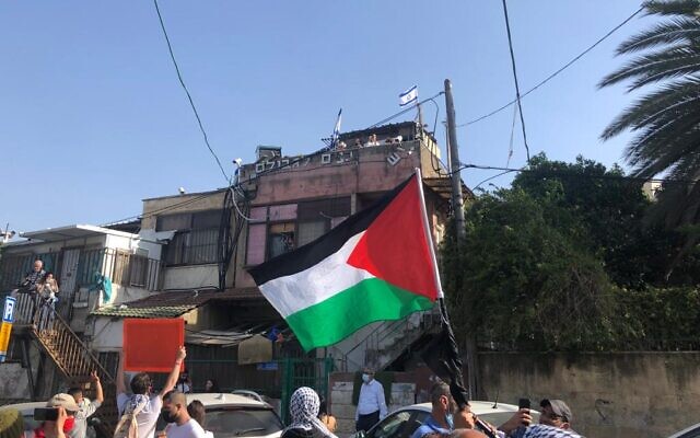 Bilderklärung: Palästinensische Demonstranten schwenken ihre Nationalflagge bei einem Protest gegen die Vertreibung einiger Palästinenser aus Sheikh Jarrah in Ostjerusalem am Freitag, 16. April 2021 (Aaron Boxerman/The Times of Israel) Bilderklärung: Palästinensische Demonstranten schwenken ihre Nationalflagge bei einem Protest gegen die Vertreibung einiger Palästinenser aus Sheikh Jarrah in Ostjerusalem am Freitag, 16. April 2021 (Aaron Boxerman/The Times of Israel)